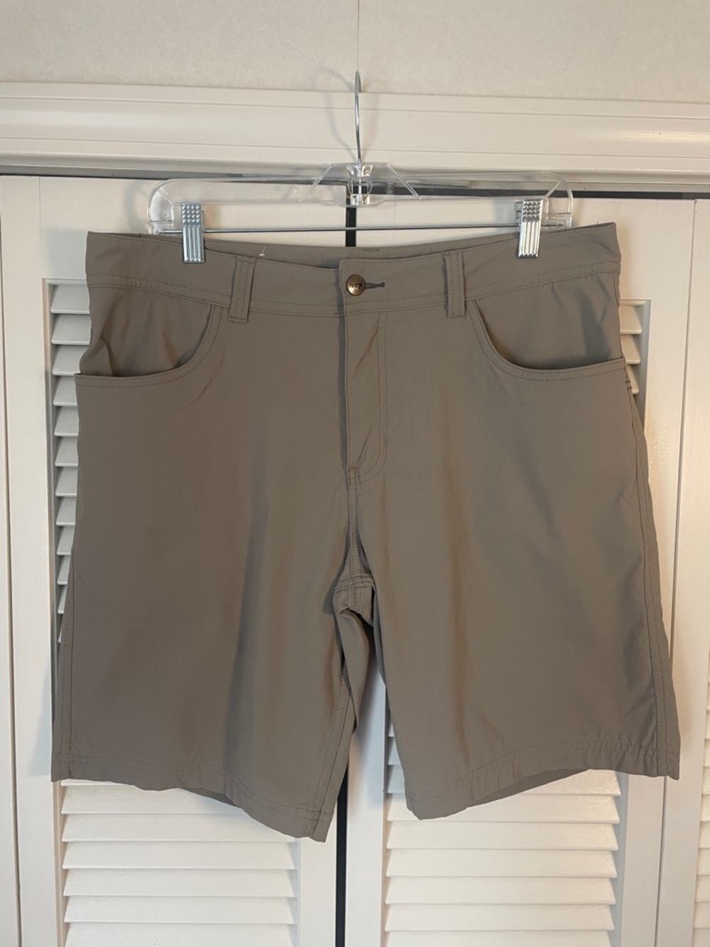 Toad&Co Men's Rover Canvas Shorts Sz 34 taupe zippered back pocket stretchy